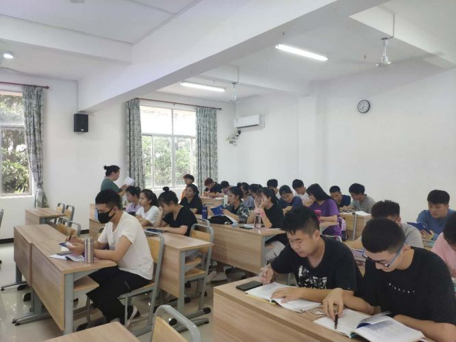 海南健康管理职业技术学院英语早读顺利开展