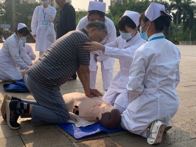 5.12国际护士节系列活动之 “海健护理进社区，我为群众办实事”义诊活动