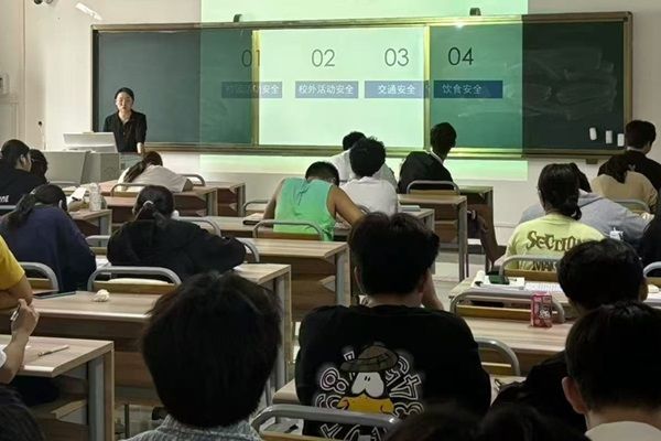 医学信息工程系积极行动：举办安全主题班会、参与消防知识培训