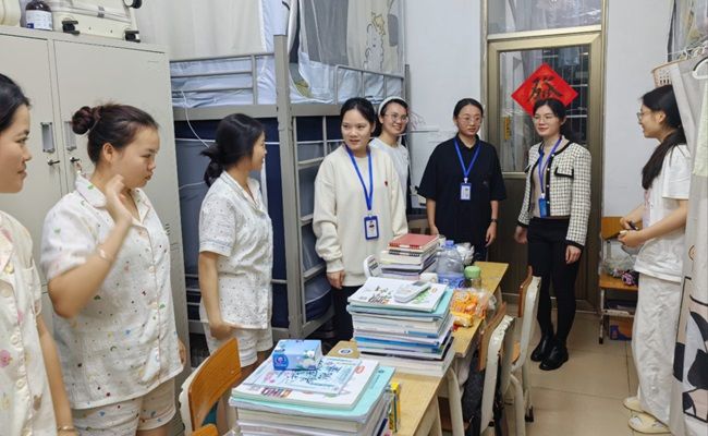 开展暖心查寝，守护“家园”安全