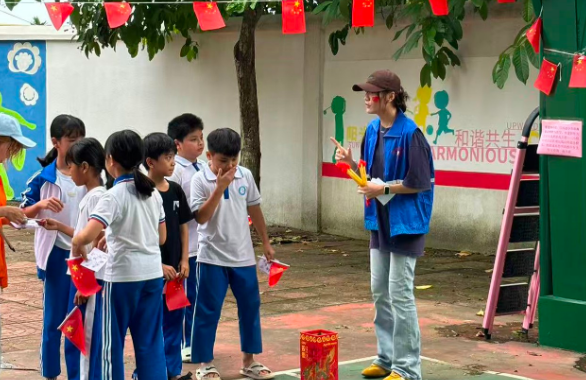 健康管理与促进系学生参加塘北小学国庆志愿服务活动